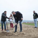 Sadzenie dębu przez Bogdana Wentę, prezydenta Kielc w Ogrodzie Botanicznym.  Na zdjęciu: Bogdan Wenta - prezydent Kielc  / Marzena Mąkosa / Radio Kielce