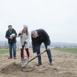 Sadzenie dębu przez Bogdana Wentę, prezydenta Kielc w Ogrodzie Botanicznym.  Na zdjęciu: Bogdan Wenta - prezydent Kielc  / Marzena Mąkosa / Radio Kielce