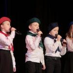 Koncert finałowy Festiwalu Piosenkarzy im. Henryka Morysa i Andrzeja Litwina w Sali Widowiskowej Wojewódzkiego Domu Kultury w Kielcach. Zespół Kropeczki / Marzena Mąkosa / Radio Kielce