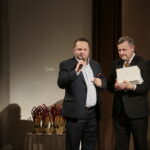 Koncert finałowy Festiwalu Piosenkarzy im. Henryka Morysa i Andrzeja Litwina w Sali Widowiskowej Wojewódzkiego Domu Kultury w Kielcach. Na zdjęciu (od lewej): Piotr Litwin i Jarosław Machnicki / Marzena Mąkosa / Radio Kielce