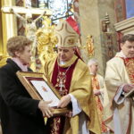 Medale „Pro Christo Rege Et Ecclesia”, czyli Dla Chrystusowego Królestwa i Kościoła. Medale wręcza biskup kielecki Jan Piotrowski / Marzena Mąkosa / Radio Kielce