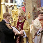 Medale „Pro Christo Rege Et Ecclesia”, czyli Dla Chrystusowego Królestwa i Kościoła. Medale wręcza biskup kielecki Jan Piotrowski / Marzena Mąkosa / Radio Kielce