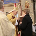 Medale „Pro Christo Rege Et Ecclesia”, czyli Dla Chrystusowego Królestwa i Kościoła. Medale wręcza biskup kielecki Jan Piotrowski / Marzena Mąkosa / Radio Kielce