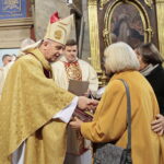 Medale „Pro Christo Rege Et Ecclesia”, czyli Dla Chrystusowego Królestwa i Kościoła. Medale wręcza biskup kielecki Jan Piotrowski / Marzena Mąkosa / Radio Kielce