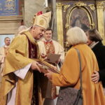 Medale „Pro Christo Rege Et Ecclesia”, czyli Dla Chrystusowego Królestwa i Kościoła. Medale wręcza biskup kielecki Jan Piotrowski / Marzena Mąkosa / Radio Kielce