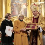 Medale „Pro Christo Rege Et Ecclesia”, czyli Dla Chrystusowego Królestwa i Kościoła. Medale wręcza biskup kielecki Jan Piotrowski / Marzena Mąkosa / Radio Kielce