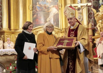 Medale „Pro Christo Rege Et Ecclesia”, czyli Dla Chrystusowego Królestwa i Kościoła. Medale wręcza biskup kielecki Jan Piotrowski / Marzena Mąkosa / Radio Kielce