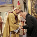 Medale „Pro Christo Rege Et Ecclesia”, czyli Dla Chrystusowego Królestwa i Kościoła. Medale wręcza biskup kielecki Jan Piotrowski / Marzena Mąkosa / Radio Kielce