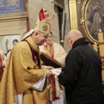 Medale „Pro Christo Rege Et Ecclesia”, czyli Dla Chrystusowego Królestwa i Kościoła. Medale wręcza biskup kielecki Jan Piotrowski / Marzena Mąkosa / Radio Kielce