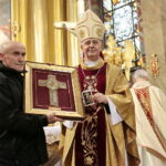Medale „Pro Christo Rege Et Ecclesia”, czyli Dla Chrystusowego Królestwa i Kościoła. Medale wręcza biskup kielecki Jan Piotrowski / Marzena Mąkosa / Radio Kielce