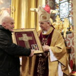 Medale „Pro Christo Rege Et Ecclesia”, czyli Dla Chrystusowego Królestwa i Kościoła. Medale wręcza biskup kielecki Jan Piotrowski / Marzena Mąkosa / Radio Kielce