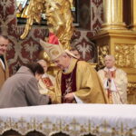 Medale „Pro Christo Rege Et Ecclesia”, czyli Dla Chrystusowego Królestwa i Kościoła. Biskup Jan Piotrowski otrzymuje upominek / Marzena Mąkosa / Radio Kielce