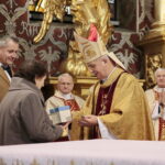 Medale „Pro Christo Rege Et Ecclesia”, czyli Dla Chrystusowego Królestwa i Kościoła. Biskup Jan Piotrowski otrzymuje upominek / Marzena Mąkosa / Radio Kielce