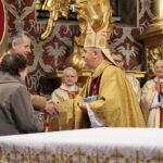 Medale „Pro Christo Rege Et Ecclesia”, czyli Dla Chrystusowego Królestwa i Kościoła. Biskup Jan Piotrowski otrzymuje upominek / Marzena Mąkosa / Radio Kielce