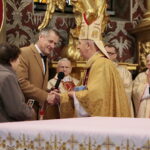 Medale „Pro Christo Rege Et Ecclesia”, czyli Dla Chrystusowego Królestwa i Kościoła. Biskup Jan Piotrowski otrzymuje upominek / Marzena Mąkosa / Radio Kielce