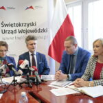 Konferencja w Świętokrzyskim Urzędzie Wojewódzkim. Na zdjęciu (od lewej): Agata Wojtyszek - wojewoda świętokrzyski, Krzysztof Słoń - senator RP, Michał Warszawski - dyrektor Wydziału Bezpieczeństwa i Zarządzania Kryzysowego w Świętokrzyskim Urzędzie Wojewódzkim w Kielcach i Bogumiła Niziołek - zastępca dyrektora Wydziału Polityki Społecznej i Zdrowia w Świętokrzyskim Urzędzie Wojewódzkim w Kielcach / Marzena Mąkosa / Radio Kielce