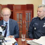 Konferencja w Świętokrzyskim Urzędzie Wojewódzkim. Na zdjęciu (od lewej): Marek Scelina - dyrektor MOPR w Kielcach i insp. Artur Bielecki -  p.o.komendanta wojewódzkiego policji w Kielcach / Marzena Mąkosa / Radio Kielce