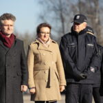 Nowe radiowozy dla świętokrzyskiej policji. Na zdjęciu (od lewej): Krzysztof Słoń - senator RP, Agata Wojtyszek - wojewoda świętokrzyski i insp. Artur Bielecki -  p.o.komendanta wojewódzkiego policji w Kielcach  / Marzena Mąkosa / Radio Kielce