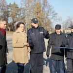 Nowe radiowozy dla świętokrzyskiej policji. Agata Wojtyszek - wojewoda świętokrzyski i Krzysztof Słoń - senator RP wręczają kluczyki do samochodów policyjnych  / Marzena Mąkosa / Radio Kielce