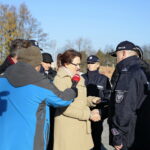 Nowe radiowozy dla świętokrzyskiej policji. Agata Wojtyszek - wojewoda świętokrzyski i Krzysztof Słoń - senator RP wręczają kluczyki do samochodów policyjnych  / Marzena Mąkosa / Radio Kielce