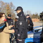 Nowe radiowozy dla świętokrzyskiej policji. Agata Wojtyszek - wojewoda świętokrzyski i Krzysztof Słoń - senator RP wręczają kluczyki do samochodów policyjnych  / Marzena Mąkosa / Radio Kielce
