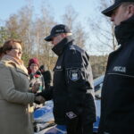 Nowe radiowozy dla świętokrzyskiej policji. Agata Wojtyszek - wojewoda świętokrzyski i Krzysztof Słoń - senator RP wręczają kluczyki do samochodów policyjnych  / Marzena Mąkosa / Radio Kielce