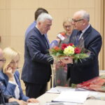 II sesja Sejmiku Województwa Świętokrzyskiego w Filharmonii Świętokrzyskiej. Kwiaty otrzymuje Andrzej Bętkowski - marszałek Województwa Świętokrzyskiego  / Marzena Mąkosa / Radio Kielce