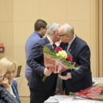 II sesja Sejmiku Województwa Świętokrzyskiego w Filharmonii Świętokrzyskiej. Kwiaty otrzymuje Andrzej Bętkowski - marszałek Województwa Świętokrzyskiego  / Marzena Mąkosa / Radio Kielce