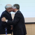 II sesja Sejmiku Województwa Świętokrzyskiego w Filharmonii Świętokrzyskiej. Kwiaty otrzymuje Andrzej Pruś - przewodniczący Sejmiku Województwa Świętokrzyskiego  / Marzena Mąkosa / Radio Kielce