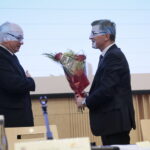 II sesja Sejmiku Województwa Świętokrzyskiego w Filharmonii Świętokrzyskiej. Kwiaty otrzymuje Andrzej Pruś - przewodniczący Sejmiku Województwa Świętokrzyskiego  / Marzena Mąkosa / Radio Kielce