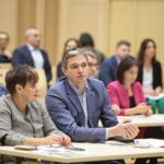 II sesja Sejmiku Województwa Świętokrzyskiego w Filharmonii Świętokrzyskiej. Na zdjęciu: Danuta Papaj i Adam Jarubas  / Marzena Mąkosa / Radio Kielce