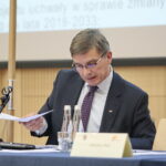 II sesja Sejmiku Województwa Świętokrzyskiego w Filharmonii Świętokrzyskiej. Andrzej Pruś - przewodniczący Sejmiku Województwa Świętokrzyskiego  / Marzena Mąkosa / Radio Kielce