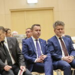 II sesja Sejmiku Województwa Świętokrzyskiego w Filharmonii Świętokrzyskiej. Na zdjęciu po prawej: Krzysztof Słoń - senator RP / Marzena Mąkosa / Radio Kielce