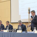 II sesja Sejmiku Województwa Świętokrzyskiego w Filharmonii Świętokrzyskiej. Na zdjęciu (od lewej): Henryk Milcarz, Marek Strzała, Mieczysław Gębski i Andrzej Pruś. Przemawia Andrzej Pruś - przewodniczący Sejmiku Województwa Świętokrzyskiego  / Marzena Mąkosa / Radio Kielce