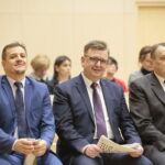 II sesja Sejmiku Województwa Świętokrzyskiego w Filharmonii Świętokrzyskiej. Na zdjęciu (od lewej): Jacek Toś - dyrektor oddziału terenowego KOWR w Kielcach, Tomasz Pleban - wicestarosta kielecki i Mirosław Gębski - starosta kielecki / Marzena Mąkosa / Radio Kielce