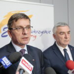 II sesja Sejmiku Województwa Świętokrzyskiego w Filharmonii Świętokrzyskiej. Na zdjęciu (od lewej): Andrzej Pruś - przewodniczący Sejmiku Województwa Świętokrzyskiego i Andrzej Bętkowski - marszałek Województwa Świętokrzyskiego  / Marzena Mąkosa / Radio Kielce