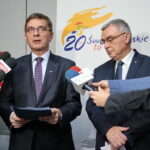 II sesja Sejmiku Województwa Świętokrzyskiego w Filharmonii Świętokrzyskiej. Na zdjęciu (od lewej): Andrzej Pruś - przewodniczący Sejmiku Województwa Świętokrzyskiego i Andrzej Bętkowski - marszałek Województwa Świętokrzyskiego  / Marzena Mąkosa / Radio Kielce