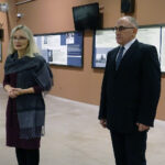 Krzemionki koło Ostrowca Świętokrzyskiego. Wystawa „Nikt im iść nie kazał - kielczanie w Legionach”. Na zdjęciu: Od lewej Ewa Działowska - dyrektor Muzeum Historyczno-Archeologicznego w Ostrowcu Świętokrzyskim oraz Marek Wójcicki - historyk i pracownik muzeum / Emilia Sitarska / Radio Kielce