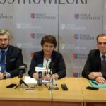 Konferencja w Starostwie Powiatowym ws. wykrytego podsłuchu. Od lewej Łukasz Witkowski - naczelnik wydziału organizacyjnego w Starostwie Powiatowym w Ostrowcu, starosta ostrowiecki Marzena Dębniak oraz wicestarosta ostrowiecki Andrzej Jabłoński / Emilia Sitarska / Radio Kielce