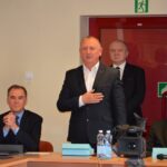 Inauguracyjna sesja Rady Powiatu Ostrowieckiego. Od lewej wicestarosta Andrzej Jabłoński, radny Dariusz Wierzbiński, radny Piotr Maj z KWW Jarosława Górczyńskiego / Emilia Sitarska / Radio Kielce