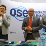 Opatów. Podpisanie umów w ramach Ogólnopolskiej Sieci Edukacyjnej, realizowanej przez Ministerstwo Cyfryzacji. Od lewej: wojewoda świętokrzyski Agata Wojtyszek, starosta opatowski Tomasz Staniek, wicestarosta opatowski Małgorzata Jalowska / Emilia Sitatrska / Radio Kielce