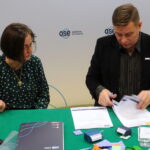 Opatów. Podpisanie umów w ramach Ogólnopolskiej Sieci Edukacyjnej, realizowanej przez Ministerstwo Cyfryzacji / Emilia Sitatrska / Radio Kielce