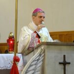 Ostrowiec Świętokrzyski. Uroczystości związane z obchodami 100 lat niepodległości Polski. Na zdjęciu: biskup sandomierski Krzysztof Nitkiewicz / Emilia Sitarska / Radio Kielce