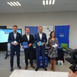 Podpisanie umów na dostarczenie nowoczesnych robotów edukacyjnych do piekoszowskich szkół. Na zdjęciu od lewej: Patryk Tomczyk - zarząd MAC SA, Grzegorz Kowalski - prezes MAC SA, Zbigniew Piątek - wójt gminy Piekoszów, Magdalena Smolarczyk-Korba - skarbnik gminy Piekoszów.  / Daniel Lenart / Radio Kielce