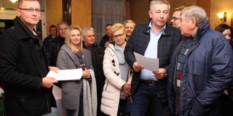 Zebranie mieszkańców Buska-Zdroju w sprawie podpisania petycji przeciwko budowie masztu telefonicznego w Busku-Zdroju / Marta Gajda / Radio Kielce