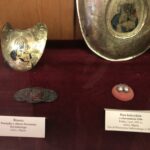 Niepodległościowe wątki w Muzeum Diecezjalnym w Sandomierzu. Na zdjęciu biżuteria patriotyczna / Grażyna Szlęzak-Wójcik / Radio Kielce