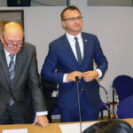 Sandomierz. Sesja Rady Powiatu Sandomierskiego. Na zdjęciu (od lewej): Wojciech Dzieciuch - wicestarosta, Marcin Piwnik - starosta / Grażyna Szlęzak-Wójcik / Radio Kielce