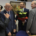 Sandomierz. Sesja Rady Powiatu Sandomierskiego. Na zdjęciu (z kwiatami) Marcin Piwnik - starosta / Grażyna Szlęzak-Wójcik / Radio Kielce