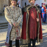 Sandomierz. Święto Młodego Wina. Na zdjęciu (od prawej): burmistrz-elekt Sandomierza Marcin Marzec i przyszły zastępca burmistrza Paweł Niedźwiedź w replikach XVII-wiecznych strojów / Grażyna Szlęzak-Wójcik / Radio Kielce