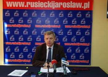 Senator Jarosław Rusiecki prezentuje koncepcję budowy tak zwanej małej obwodnicy Ostrowca Świętokrzyskiego / Emilia Sitarska / Radio Kielce